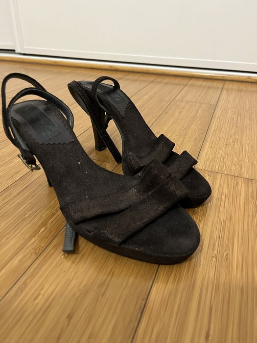 Saltos altos com brilhinho