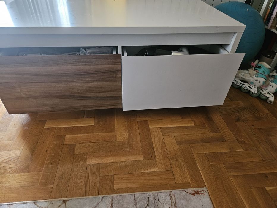 Stolik na kólkach z szufladami