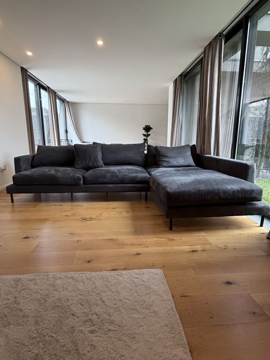 Sofá grande com chaise longue – muito confortável e moderno.