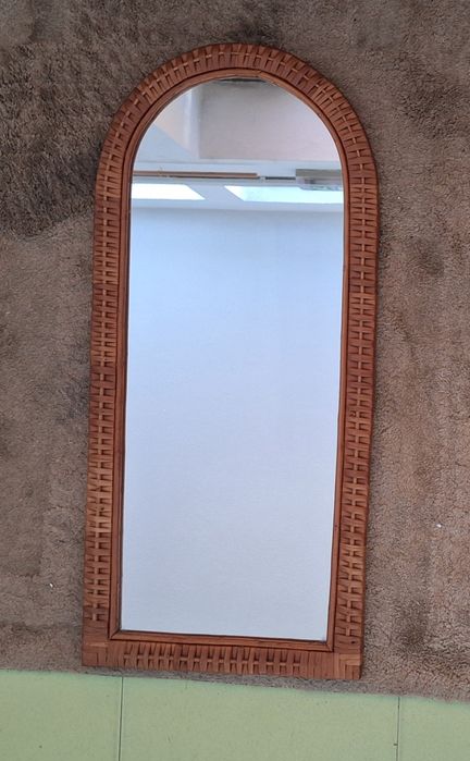 Elegante espelho de parede em verga