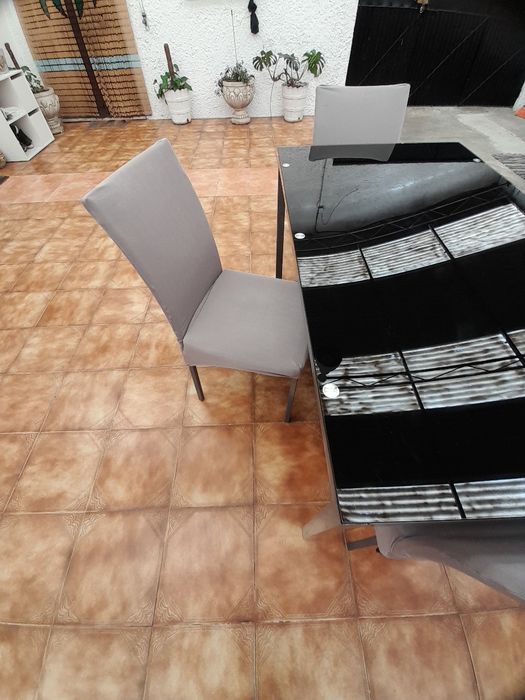 Venda de    Mesa de cozinha e 4 cadeiras