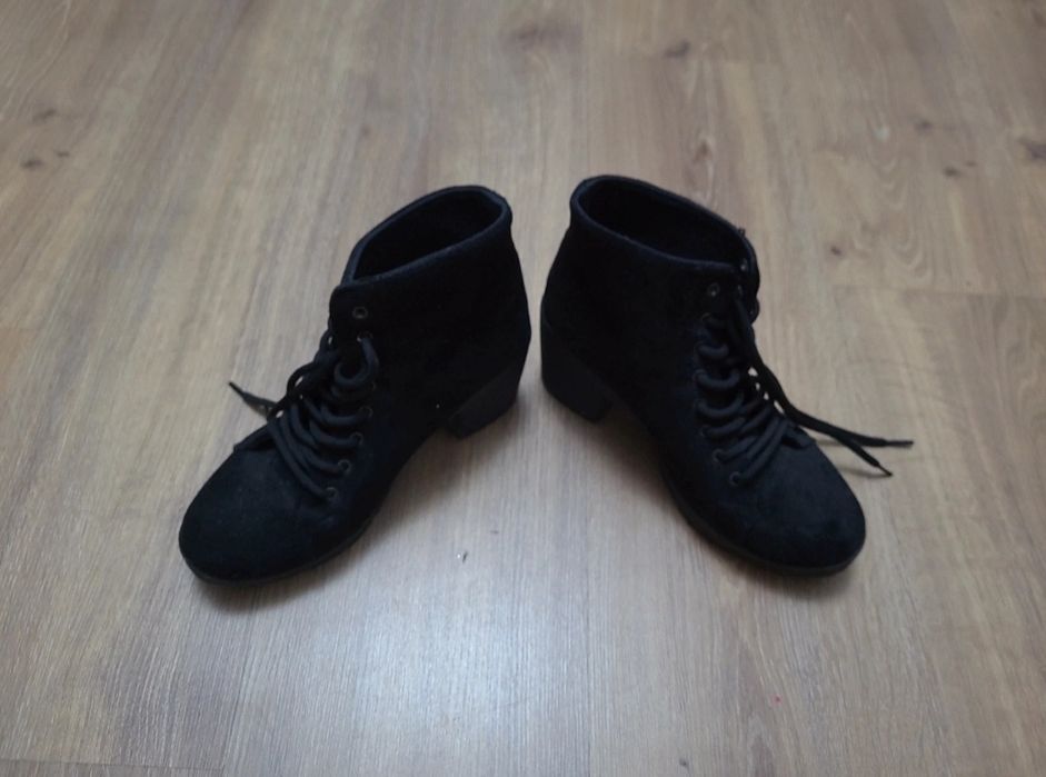 Botki zamszowe na słupku