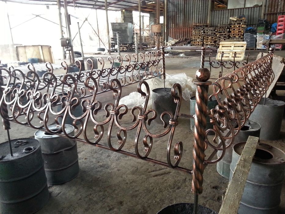 Оградки на кладбище, кованые кресты на могилу ,столы.