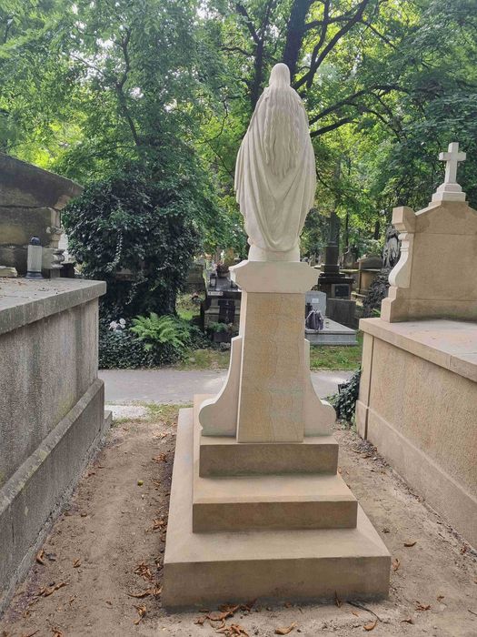 Odrestaurowany zabytkowy grobowiec na Cmentarzu Rakowickim