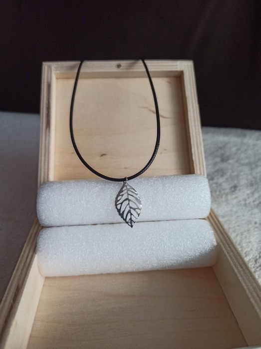 Naszyjnik z zawieszką listek rzemyk zawieszka liść kolor srebrny