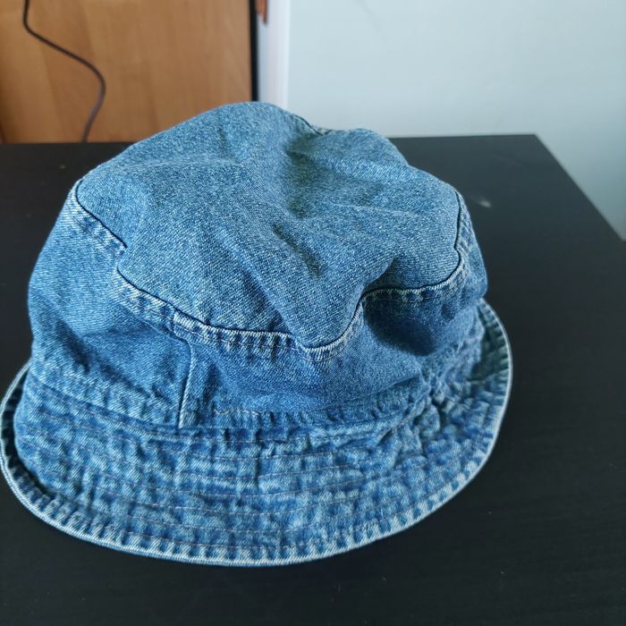 Kapelusz typu bakiet.