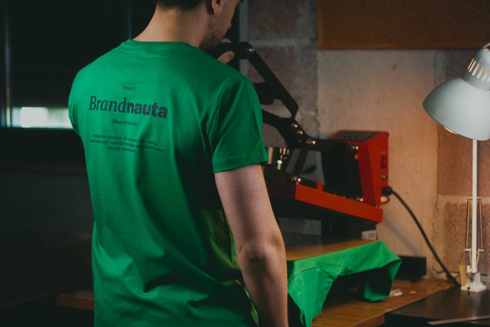 Estampagem de T-shirts personalizadas para particulares e empresas