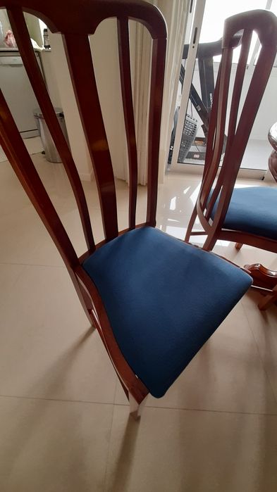 Mesa em cerejeira oval como nova.Com 8 cadeiras .