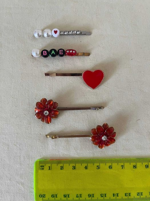 Ganchos de cabelo com pérolas, coração e flores – 5 unidades