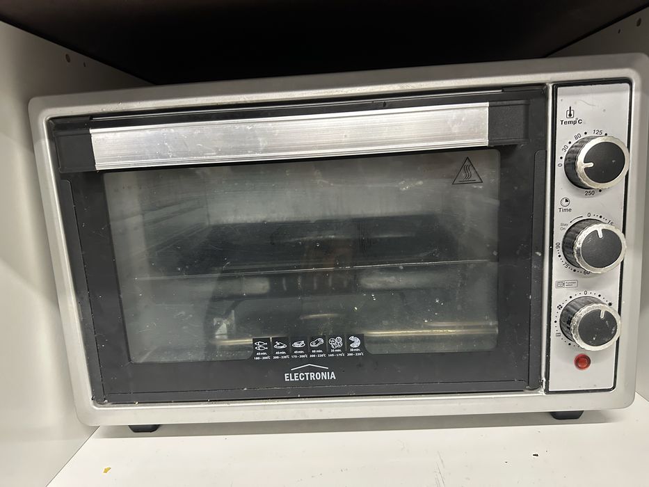 Forno pequeno da eletronia