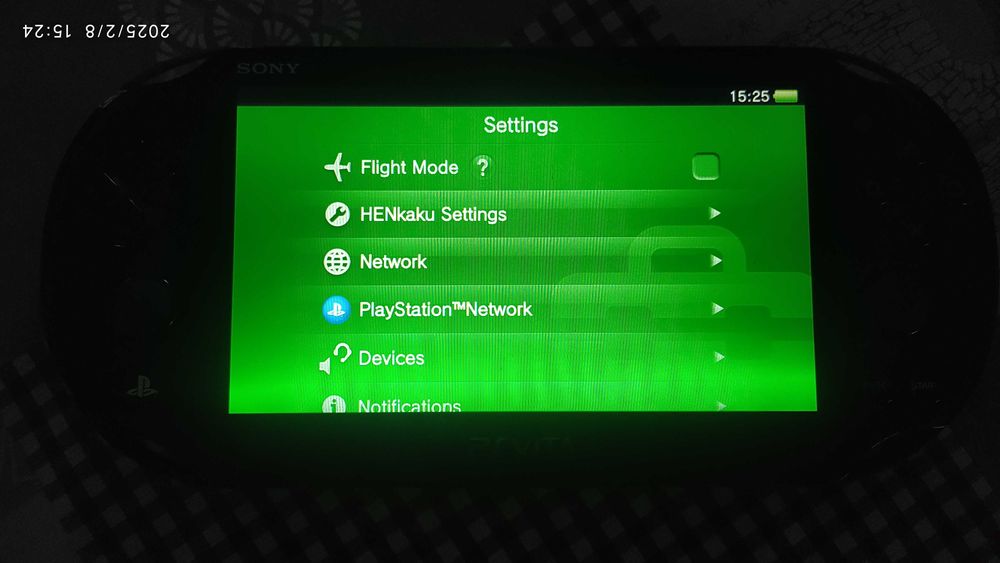 PSVita desbloqueada com extras + carregador + adaptador MicroSD