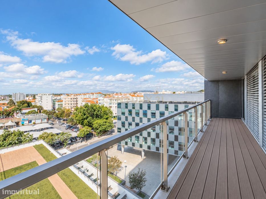 T5+1 Duplex em Linda-a-Velha com 291 m² úteis, 5 estacionamentos e vis