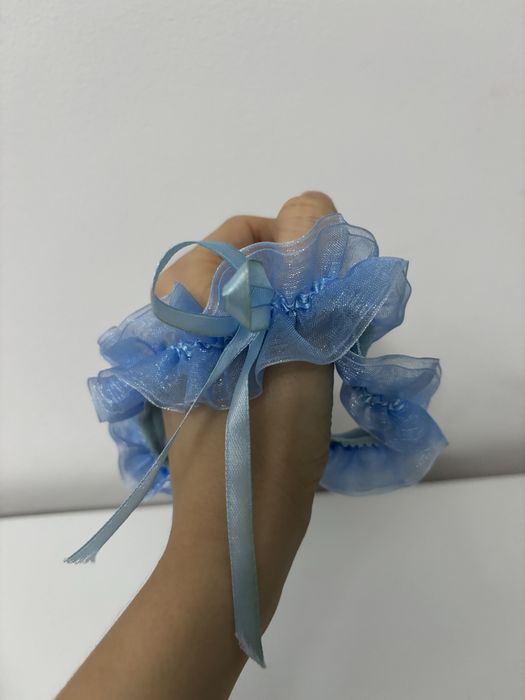 Niebieska piękna podwiązka ze wstążką