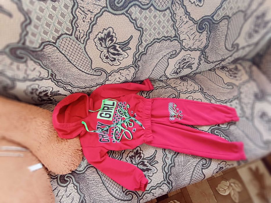 Костюм двійка червоного кольору ,на 3 роки дівчинка стан 10 з 10