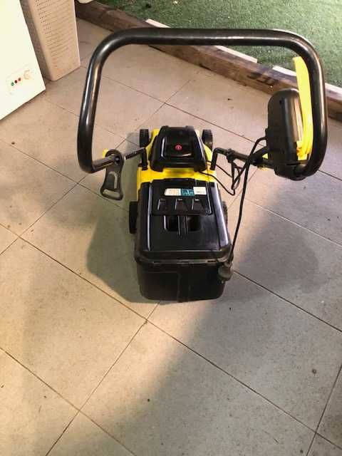 Máquina cortar relva