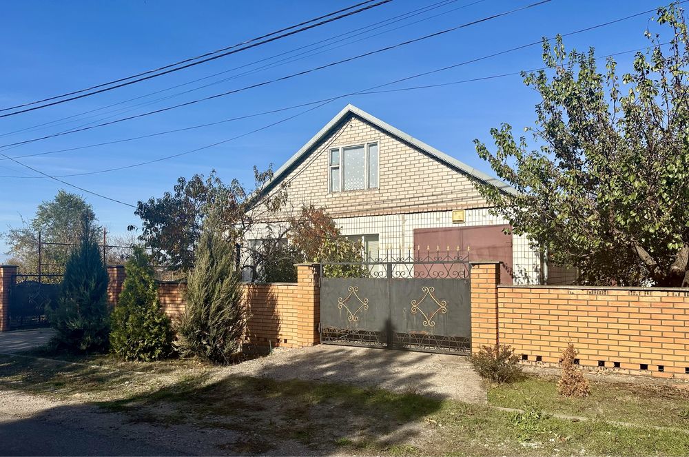 Дом с хоз постройками,  Глееватка