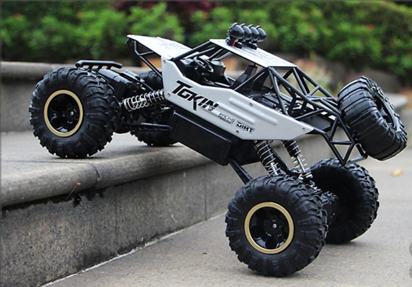 Полноприводная машинка на радио управлении