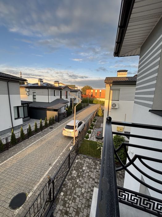 Здається Сучасний котедж в центрі Трускавця