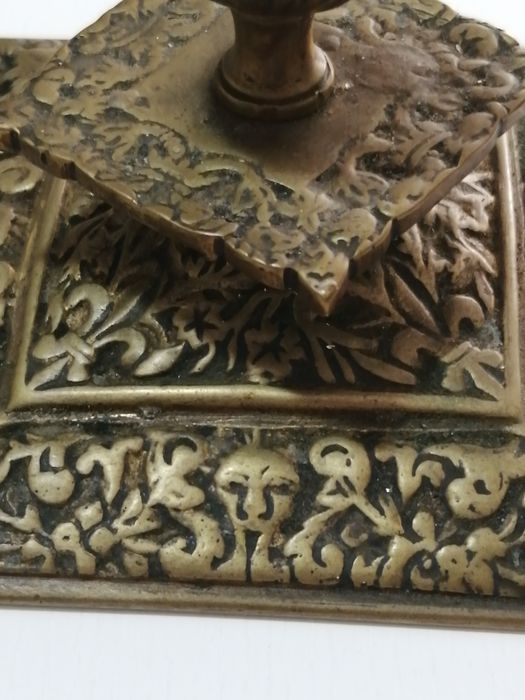 Castiçais em bronze