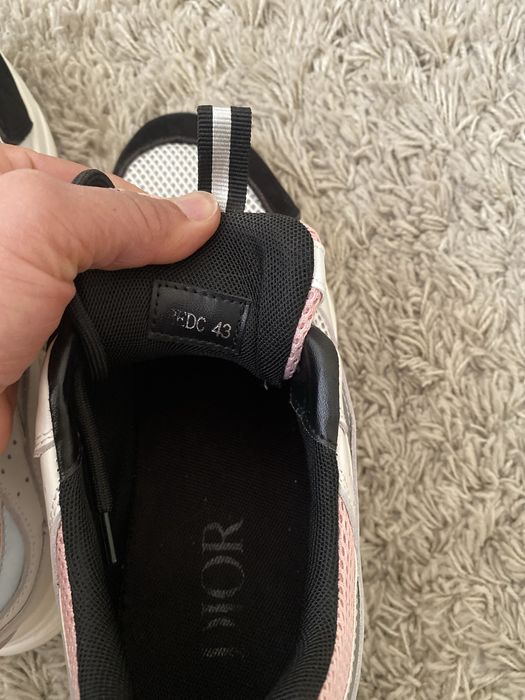 Tenis branco e preto CD