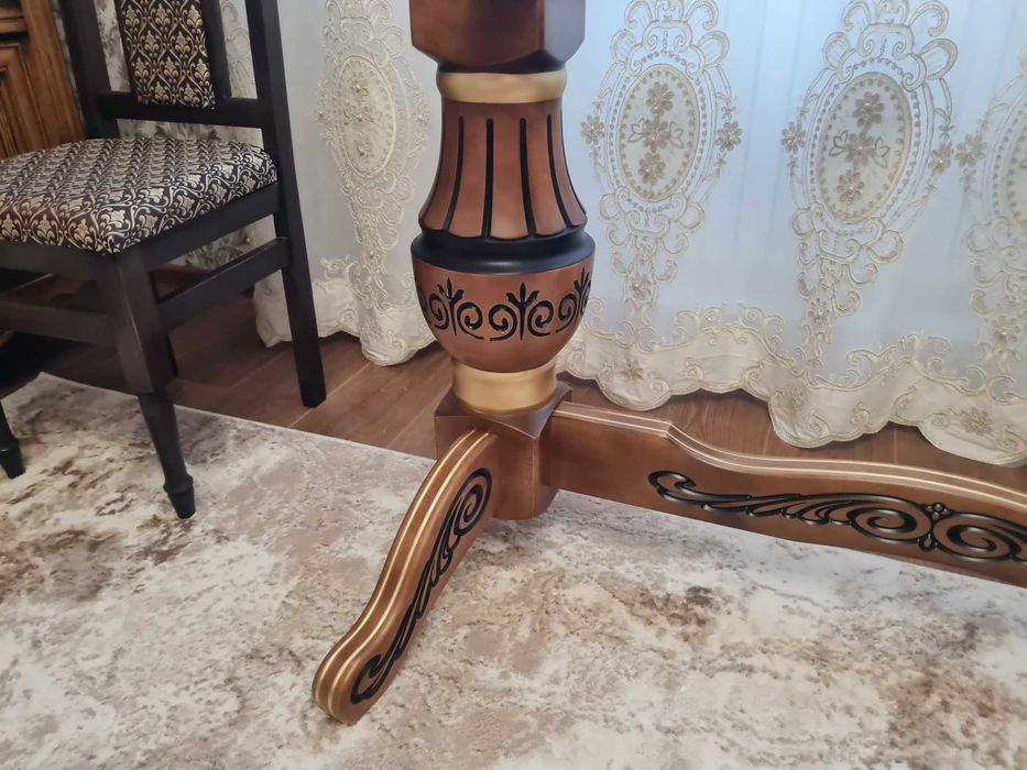 Элегантный классический стол.