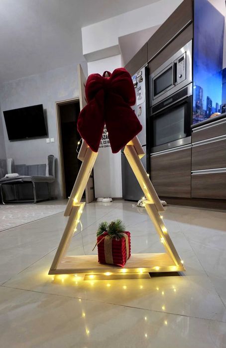 Drewniana choinka - ozdoba świąteczna