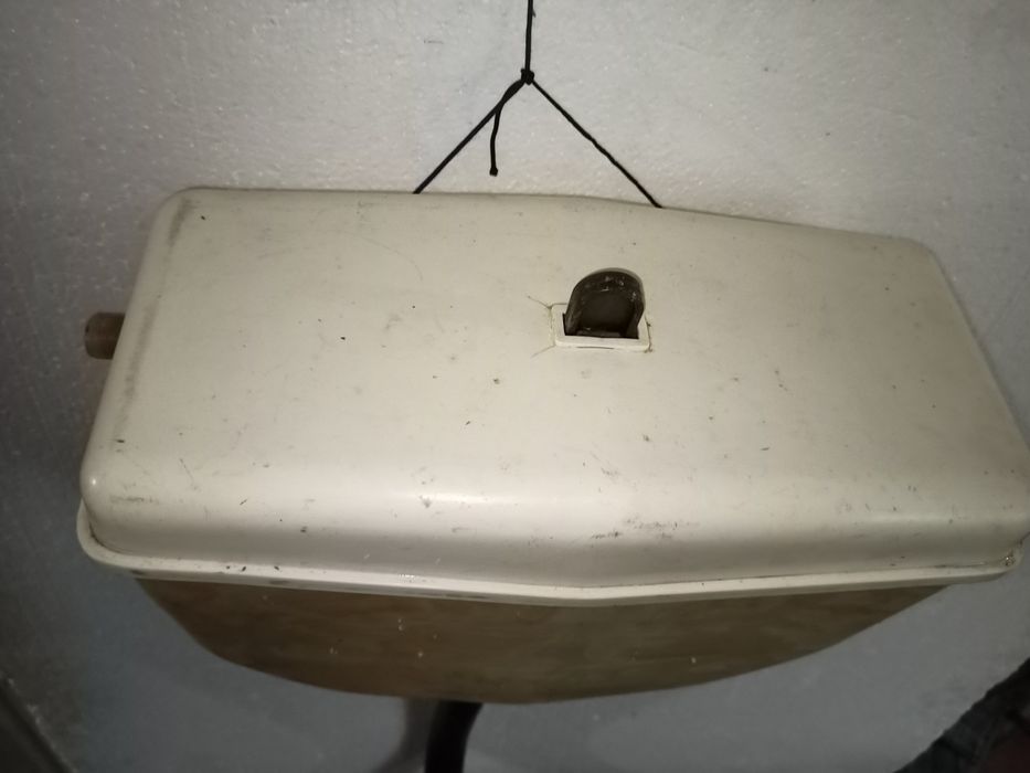 Пластиковий бачок для унітазу настінний