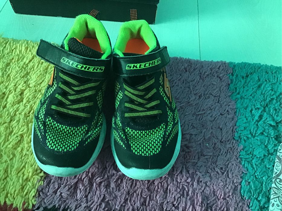 Продам кросівки Skechers