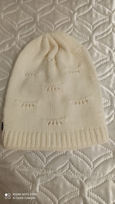 Продам шапку из чернобурки, і білу теплу в'язану