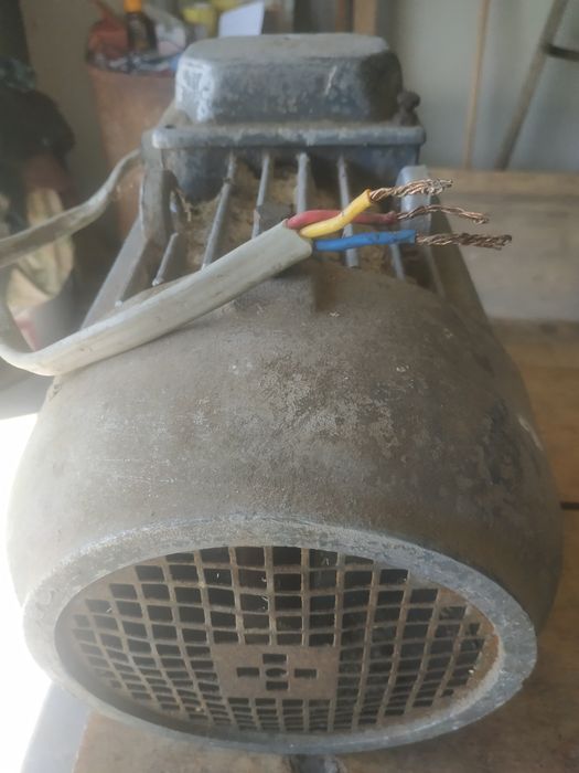 Мотор електричний.