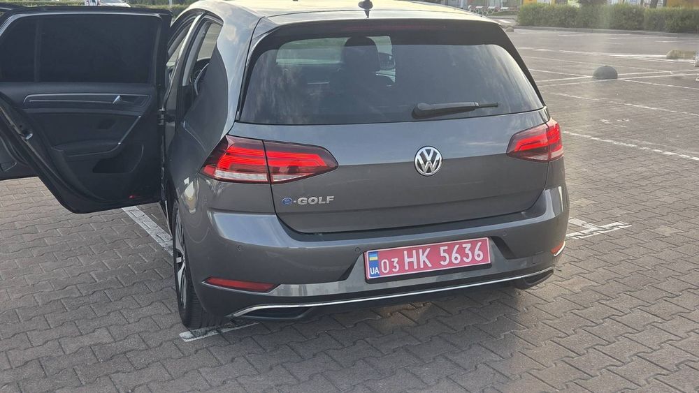 Volkswagen e-Golf 2017 — електромобіль у чудовому стані