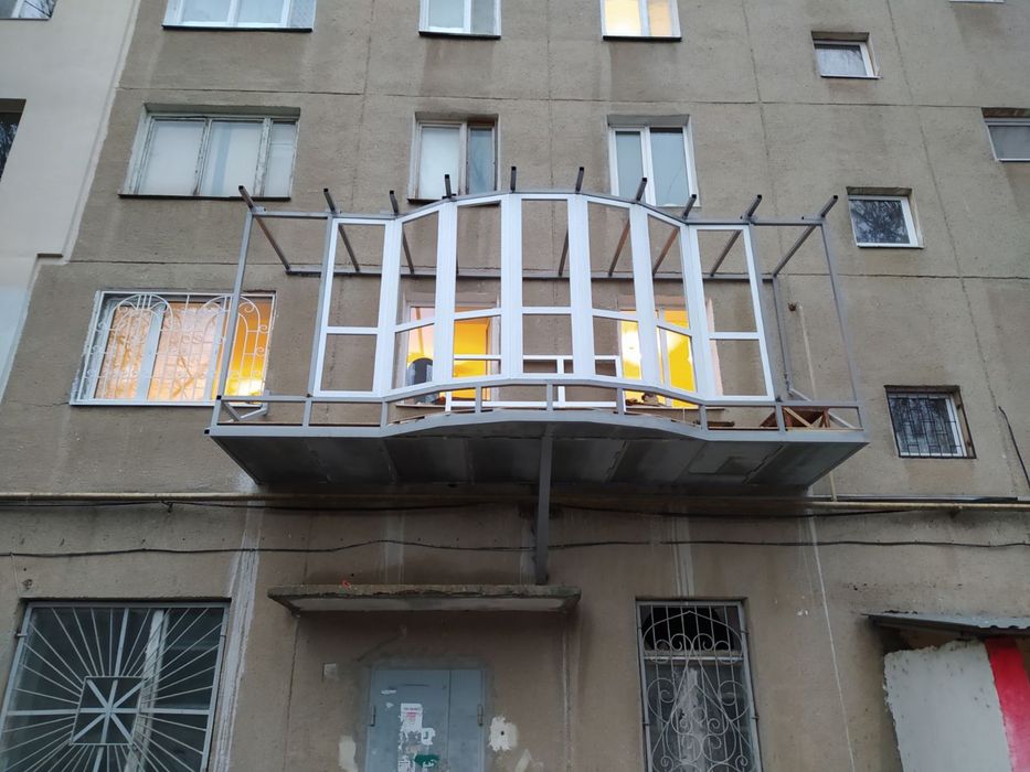 Балконы и пристройки.