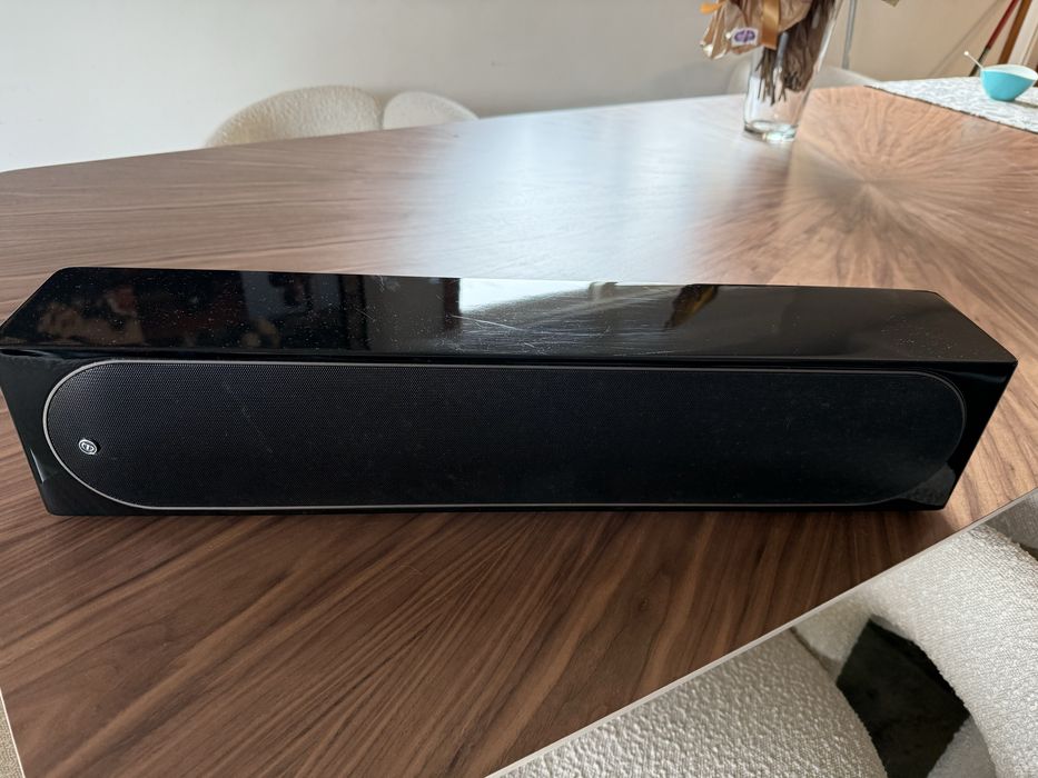 Varias colunas da monitor audio