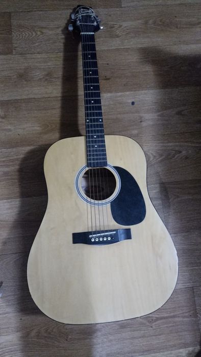 Гитара  6 струн  продам....