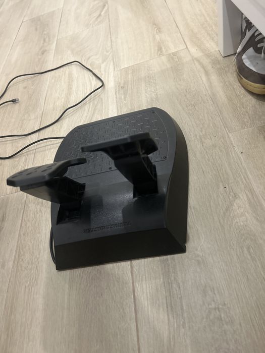Volante e pedais ferrari T150 thrustmaster