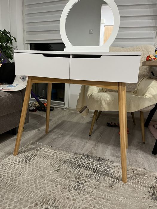 Toaletka biala z lustrem