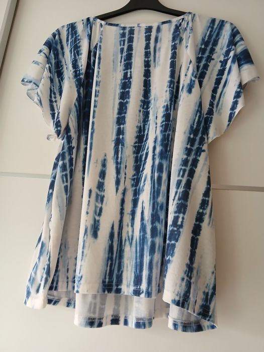 Blusa branca com raiado azul