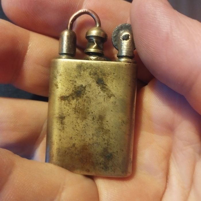 Бензиновая антикварная зажигалка