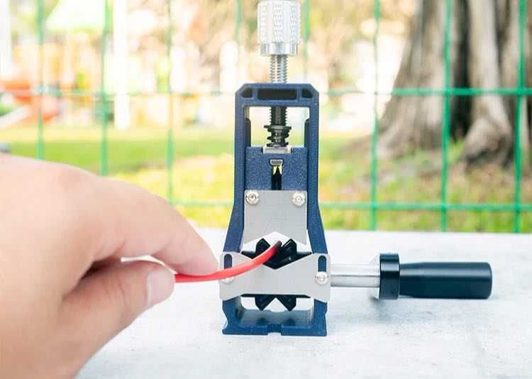 Съёмник изоляции проводов