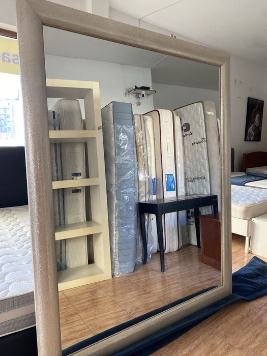 Magnifico espelho com moldura brilhante