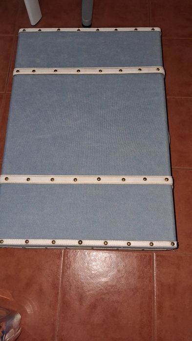 Mala de viagem muito antiga em cartao grande