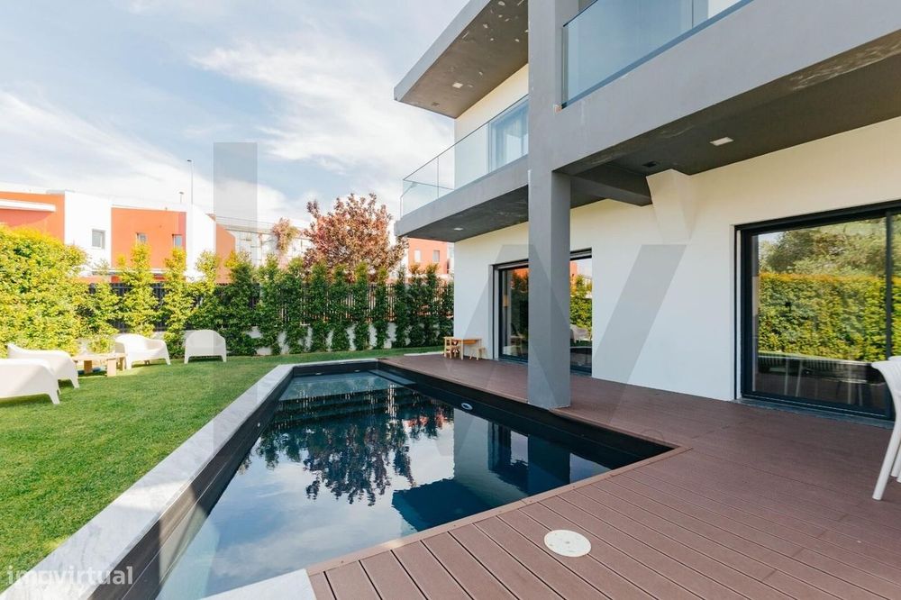 Exclusiva Moradia T6 Independente com Jardim e Piscina