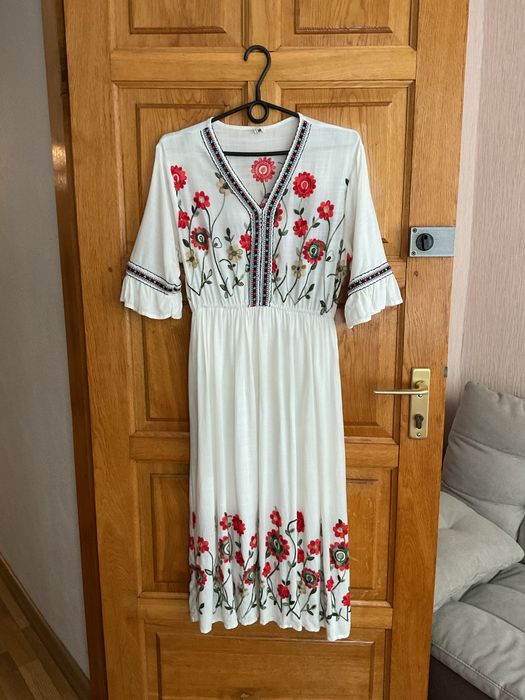 Сукня вишита з червоними квітами