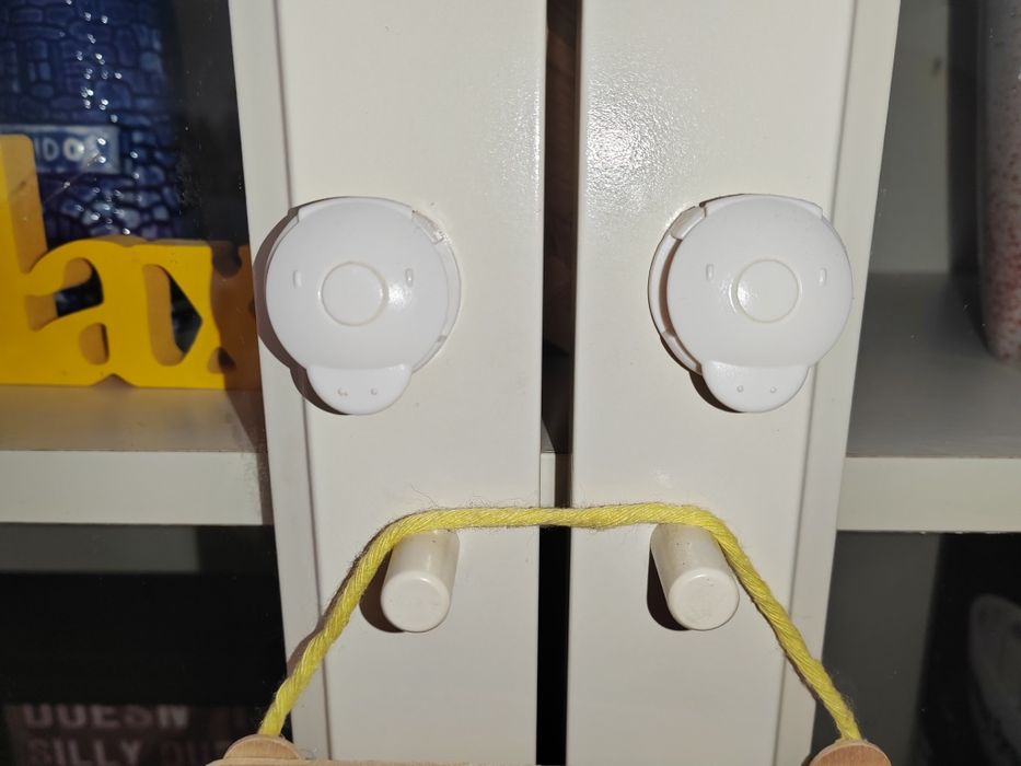 Estante Billy com 2 portas de vidro