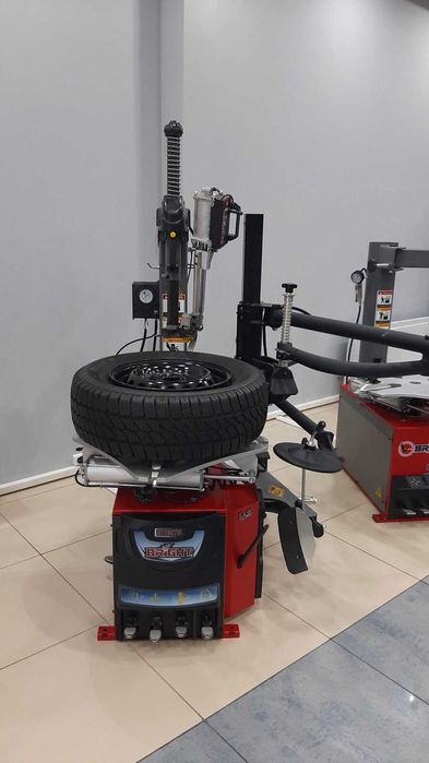 Шиномонтажне обладнання балансувальний станок під ключ BRIGHT