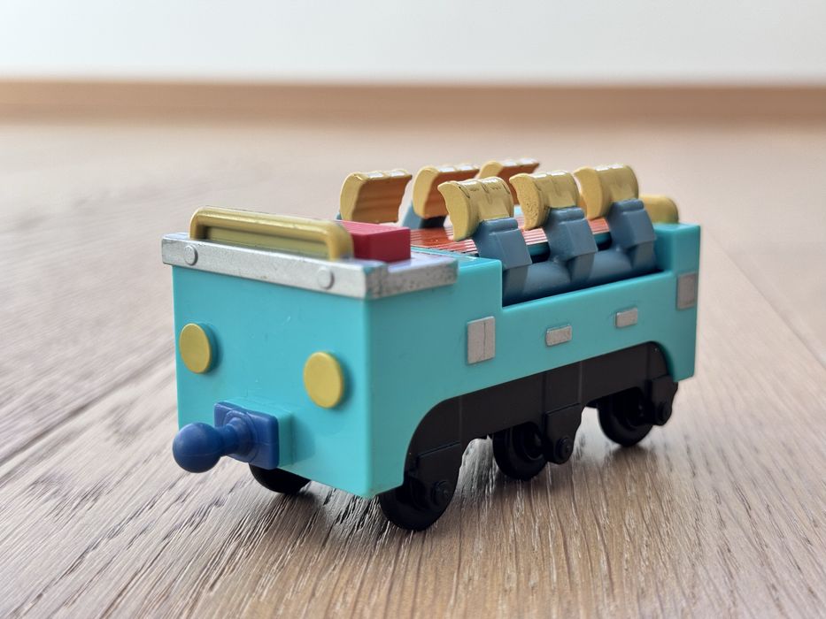 Stacyjkowo tory wagon i znak