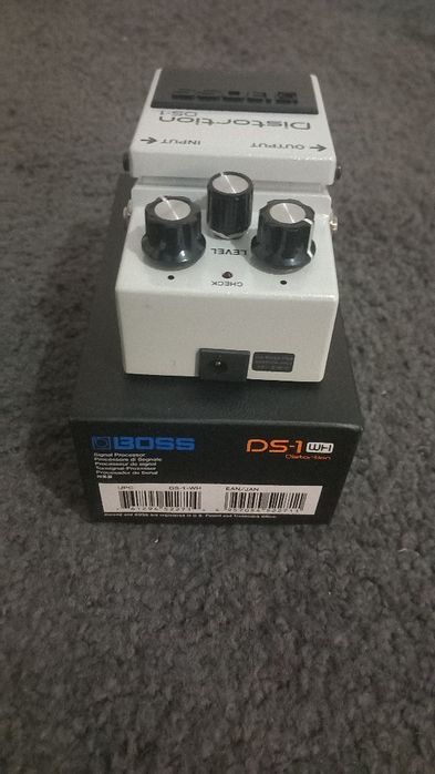 Pedal boss ds1 white edição especial