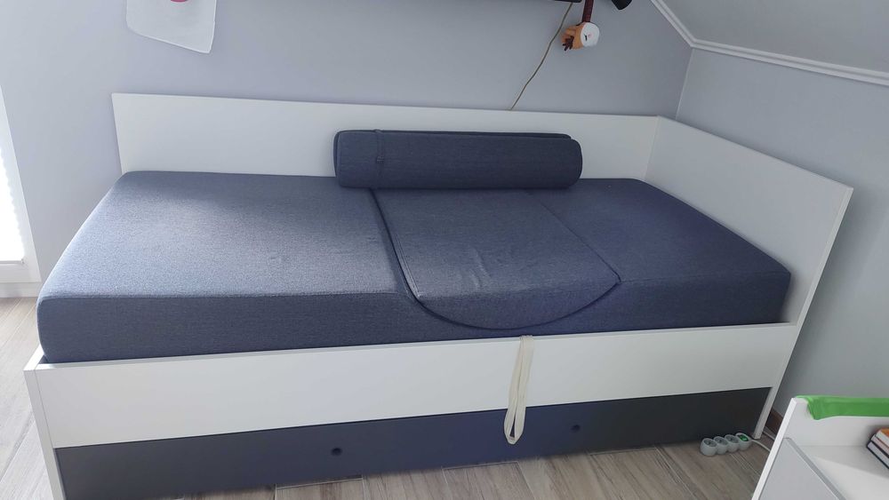 Kanapa z podnoszonym stelażem Young Users 90x200z materacem pełzającym