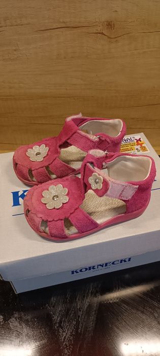 Sandały dziewczęce z kwiatkiem