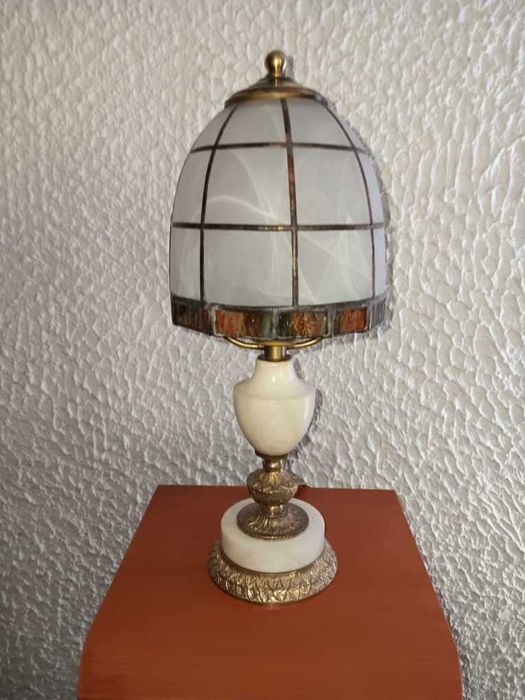 Lampka na alabastrowej podstawce